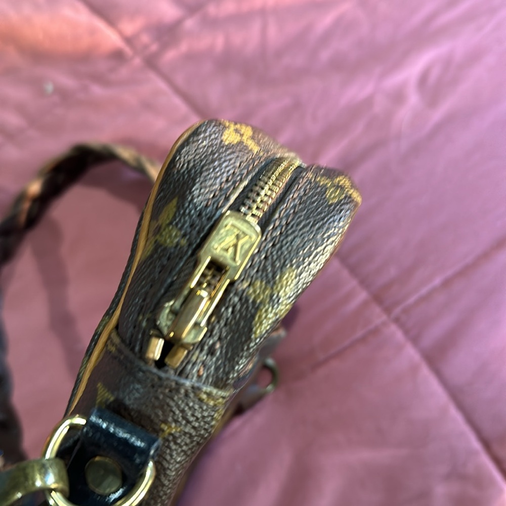 Authentic Louis Vuitton Monogram Danube crossbody bag - Picture 9 of 12